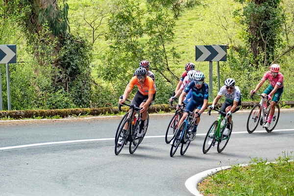 スペインのビルバオ 2022年4月7日 スペインのビルバオにあるバスク地方の自転車ツアー 自転車のスポーツ選手はスピードで丘に登る — ストック写真