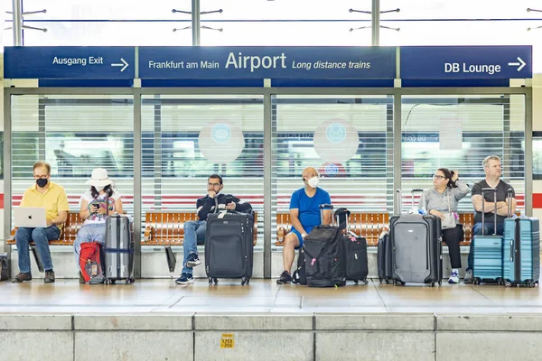 Франкфурт Германия Мая 2022 Года Люди Вокзале Аэропорту Ожидании Поезда — стоковое фото