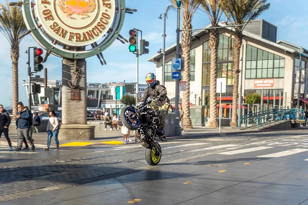 San Francisco Usa June 2022 Motorbike Rider Shows Wheelie His — Stock Photo, Image