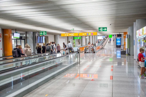 Palma España Junio 2022 Gente Apresura Puerta Del Aeropuerto Internacional —  Fotos de Stock