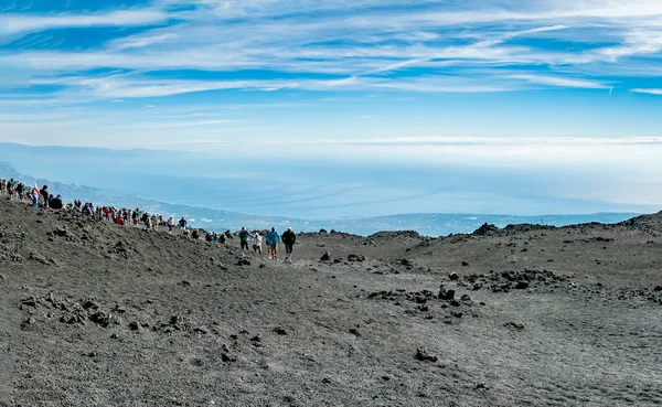 シチリア島 イタリア 2022年9月26日 イタリアのシチリア島でエトナ火山を登る人々 — ストック写真