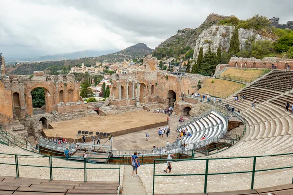 Taormina, İtalya - 26 Eylül 2022: Taormina, Sicilya, İtalya, Avrupa 'daki antik Yunan tiyatrosu