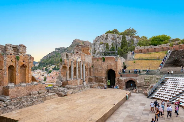 Ταορμίνα Ιταλία Σεπτεμβρίου 2022 Άνθρωποι Επισκέπτονται Αρχαίο Ελληνικό Θέατρο Στην — Φωτογραφία Αρχείου