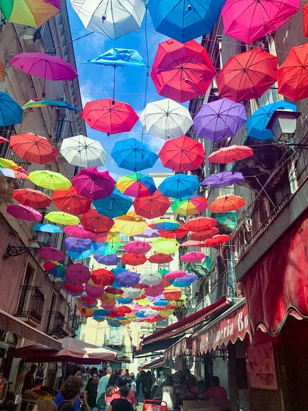 Eski Palermo kasabasındaki renkli şemsiyeler mavi gökyüzünün altındaki tarihi eski evlerin ön cepheleriyle yaya bölgesinde süsleme olarak kullanılıyor.