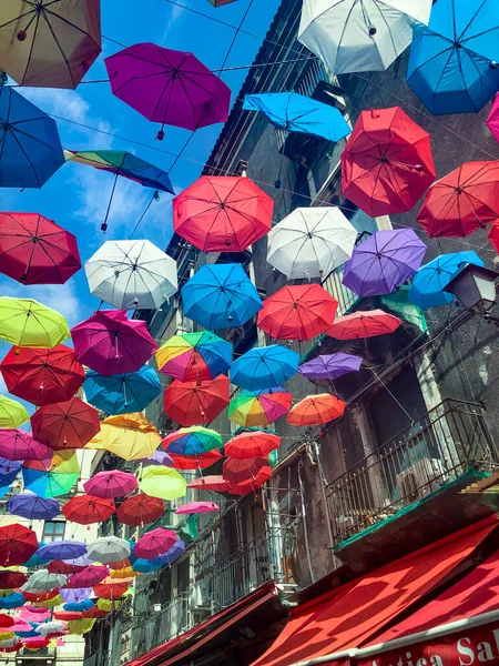 Eski Palermo Kasabasındaki Renkli Şemsiyeler Mavi Gökyüzünün Altındaki Tarihi Eski — Stok fotoğraf