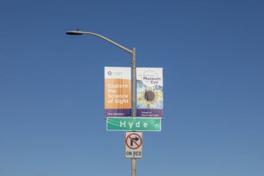 San Francisco, ABD - 6 Haziran 2022: Hyde sokak adı ile ek bir müze reklamı köşedeki sahil sokağı ve Hyde Caddesi, San Frasncisco, ABD.