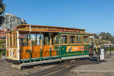 San Francisco, ABD - 6 Haziran 2022: kondüktör tramvayı hareket halindeki platformdan çevirir. .