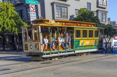 San Francisco, ABD - 6 Haziran 2022: kondüktör tramvayı hareket halindeki platformdan çevirir. .
