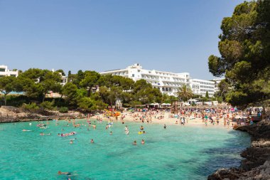 Cala D 'or, İspanya 22 Haziran 2022: İNSAN Cala D' or 'daki Cala D' or sahili, İspanya 'nın Mallorca adası