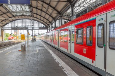 Wiesbaden, Almanya - 27 Ağustos 2022: İnsanlar, Frankfurt Tren İstasyonu 'nun küçük bir kopyası olan Wiesbaden' deki klasik tren istasyonunda kalkış için tren istasyonunda bekliyorlar..