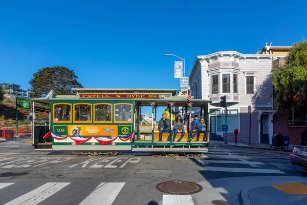 美国旧金山 2022年6月6日 人们喜欢乘坐美国旧金山的缆车井和海德街 — 图库照片