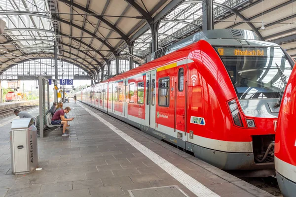 ドイツ ヴィースバーデン 2022年8月27日フランクフルト駅の小型コピーであるヴィースバーデンの古典的な鉄道駅で出発するために駅で待つ人々 — ストック写真
