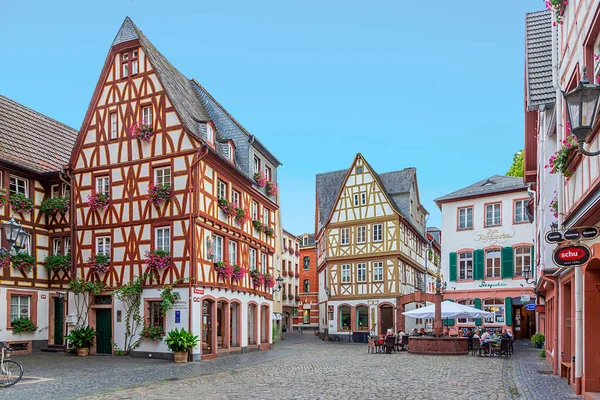 ドイツのマインツ 2022年8月27日 伝統的なドイツのハーフティンバー住宅がマインツ市中心部にあります 石畳の道 — ストック写真