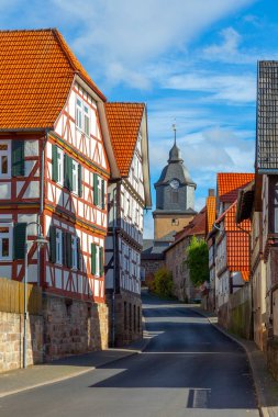 Herleshausen, Almanya 'da eski ortaçağ tarihi yarı keresteli evlere açık hava manzarası.