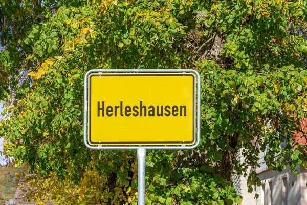 Herleshausen Gelbes Hinweisschild Mit Baum Hintergrund — Stockfoto