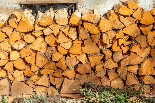Gekapt Brandhout Geniet Aan Een Oude Muur Zonlicht — Stockfoto