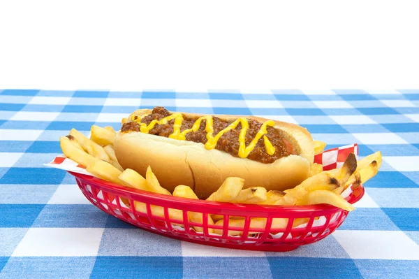 Chilidog op witte achtergrond — Stockfoto