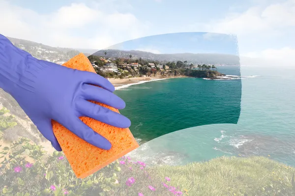 Cleaning windows — Stock Photo, Image