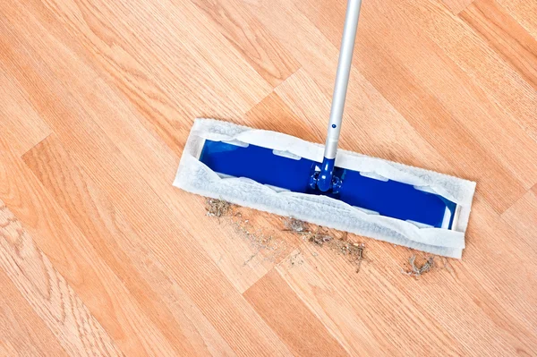 Houten vloer reiniging — Stockfoto