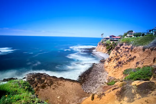 Clifftop home mit Blick auf den Ozean — Stockfoto