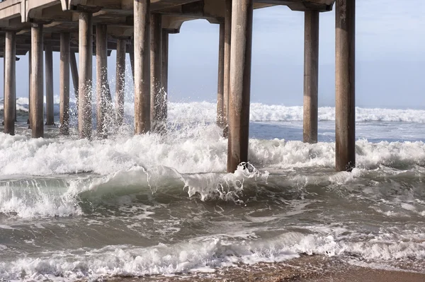 Brekende golven op het strand — Stockfoto