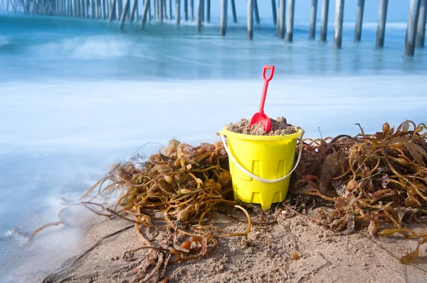 Secchio da spiaggia in sabbia — Foto Stock