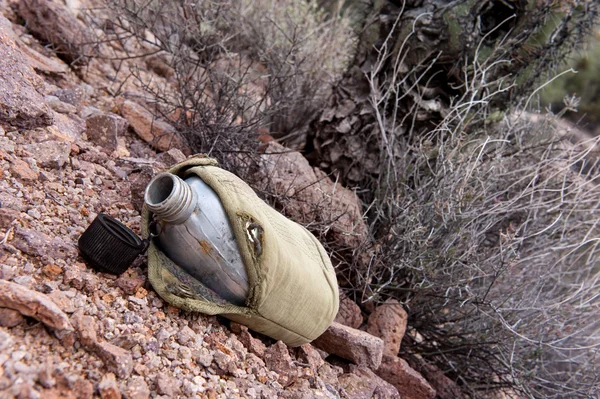 Canteen in desert — Stock Photo, Image