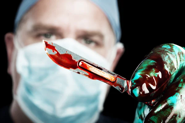 Chirurg met scalpel — Stockfoto