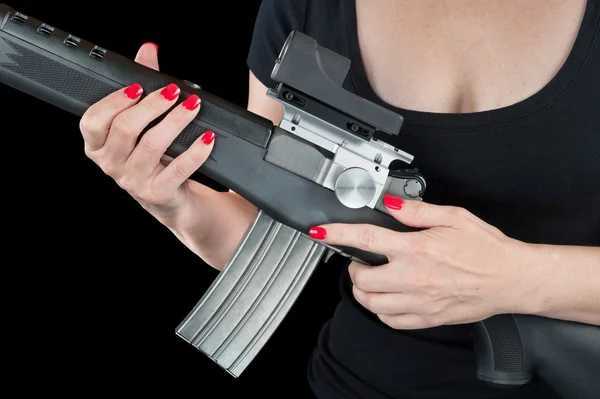 Žena držící útočná puška — Stock fotografie
