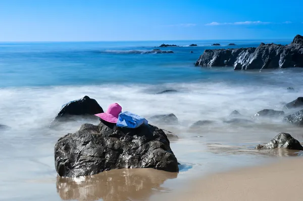 Praia e chapéu de sol — Fotografia de Stock