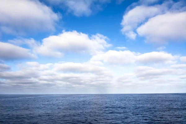 Wolken über dem Ozean — Stockfoto