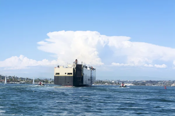 Freighter guided by tugboats — Stock Photo, Image