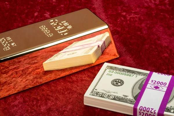 Gold bar and cash — Stock Photo, Image