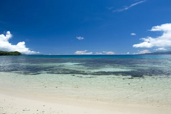 Spiaggia tropicale e barriera corallina — Foto Stock