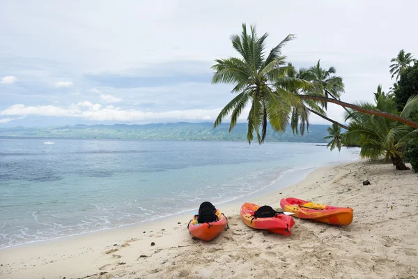 Kayaks on tropical beach — Stock Photo, Image