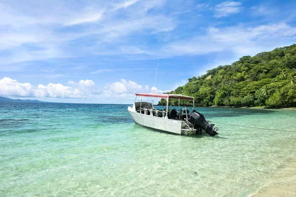 Dive boat in tropical bay — Stock Photo, Image