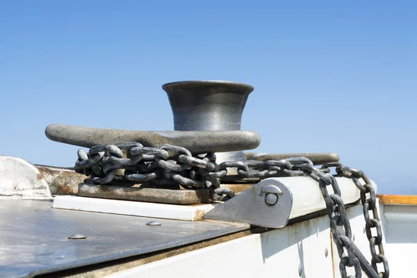 Cabeça de barco e corrente — Fotografia de Stock