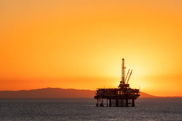Plataforma Petrolífera Alta Mar Frente Costa California Contra Cielo Anaranjado — Foto de Stock