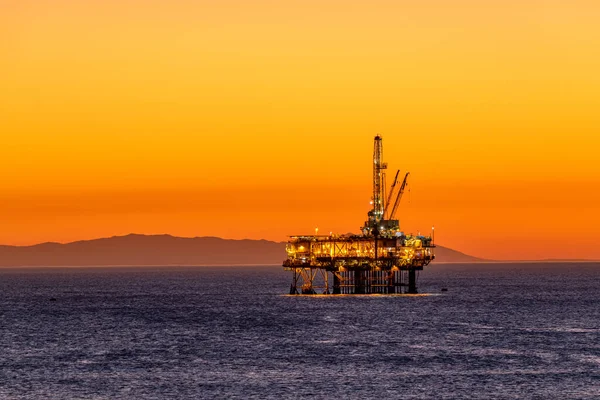 Plataforma Petrolífera Alta Mar Frente Costa California Contra Cielo Anaranjado — Foto de Stock