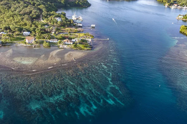 罗丹岛上一条航道的航拍图显示了通往富人居住的房子架子的礁石 — 图库照片