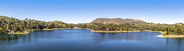 Panorama Lake Hollywood Reservoir Surrounded Steep Hills Covered Natural Foliage — Stock Photo, Image