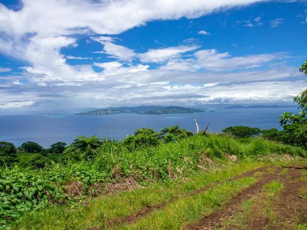 Cliffside Overlook Lush Tropical Viewpoint Shows Beautiful Blue Sky Water Stockfoto