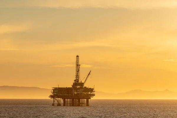 Dramática Imagen Una Plataforma Petrolífera Alta Mar Frente Costa California — Foto de Stock