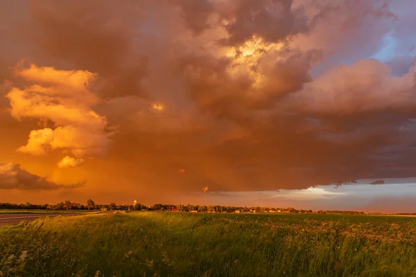 Beautiful Dangerous Thunderstorm Moves Small Town Sunset Shows Orange Thunderheads — Stock Photo, Image