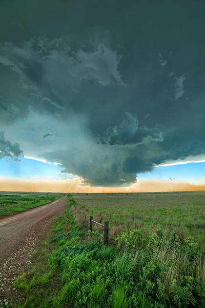 气旋的形成是龙卷风的前奏 龙卷风是在俄克拉荷马州的一条土路和一个偏远地区形成的 — 图库照片