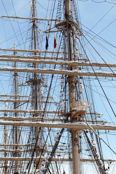Segling ship och sjöman män — Stockfoto