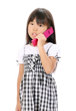 küçük kız cep telefon ederken