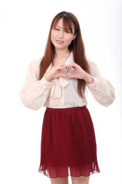 Joven asiático mujer muestra dedos corazón — Foto de Stock