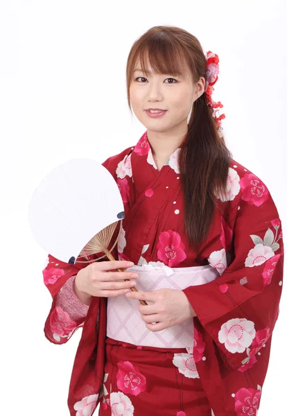 Молодая азиатка в кимоно — стоковое фото