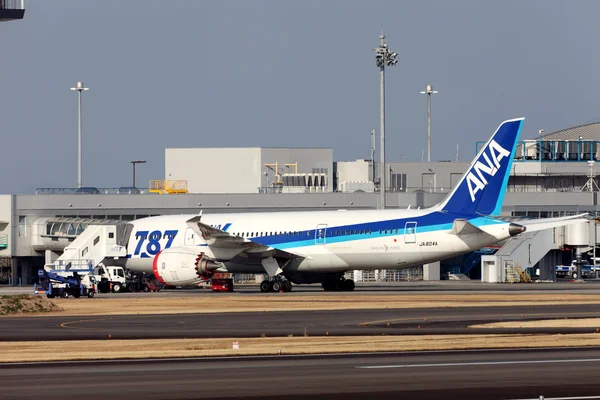 Boeing 787 přistál v nouzi — Stock fotografie